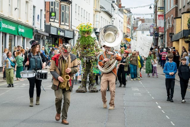 Thousands turn out for river festival 
