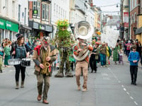 Thousands turn out for river festival 