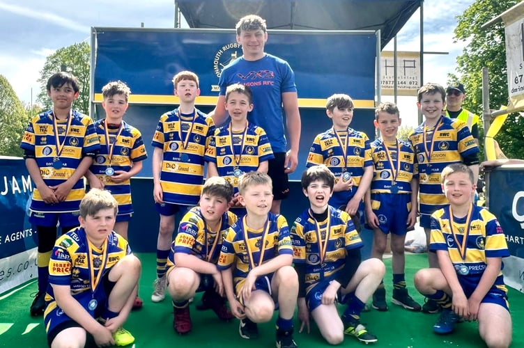 Monmouth Under 10 Sharks received their medals from Dragons star Dragons star Ryan Woodman