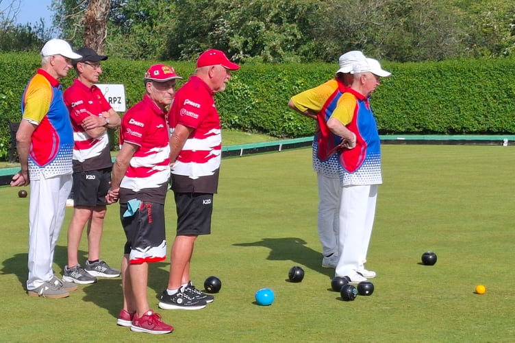 Monmouth and Blackwood players consider the head. Photo: Haydn Holder 